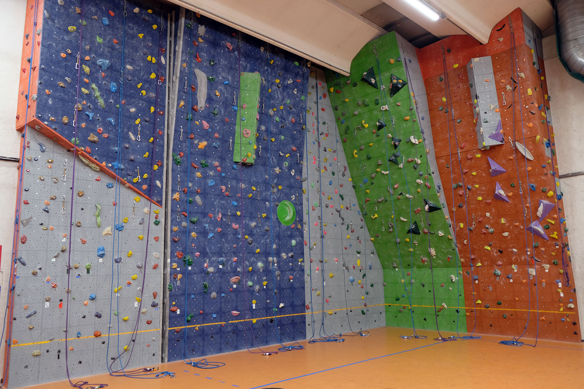 Palestra di arrampicata CAI Meda, fotografia 2 di 6