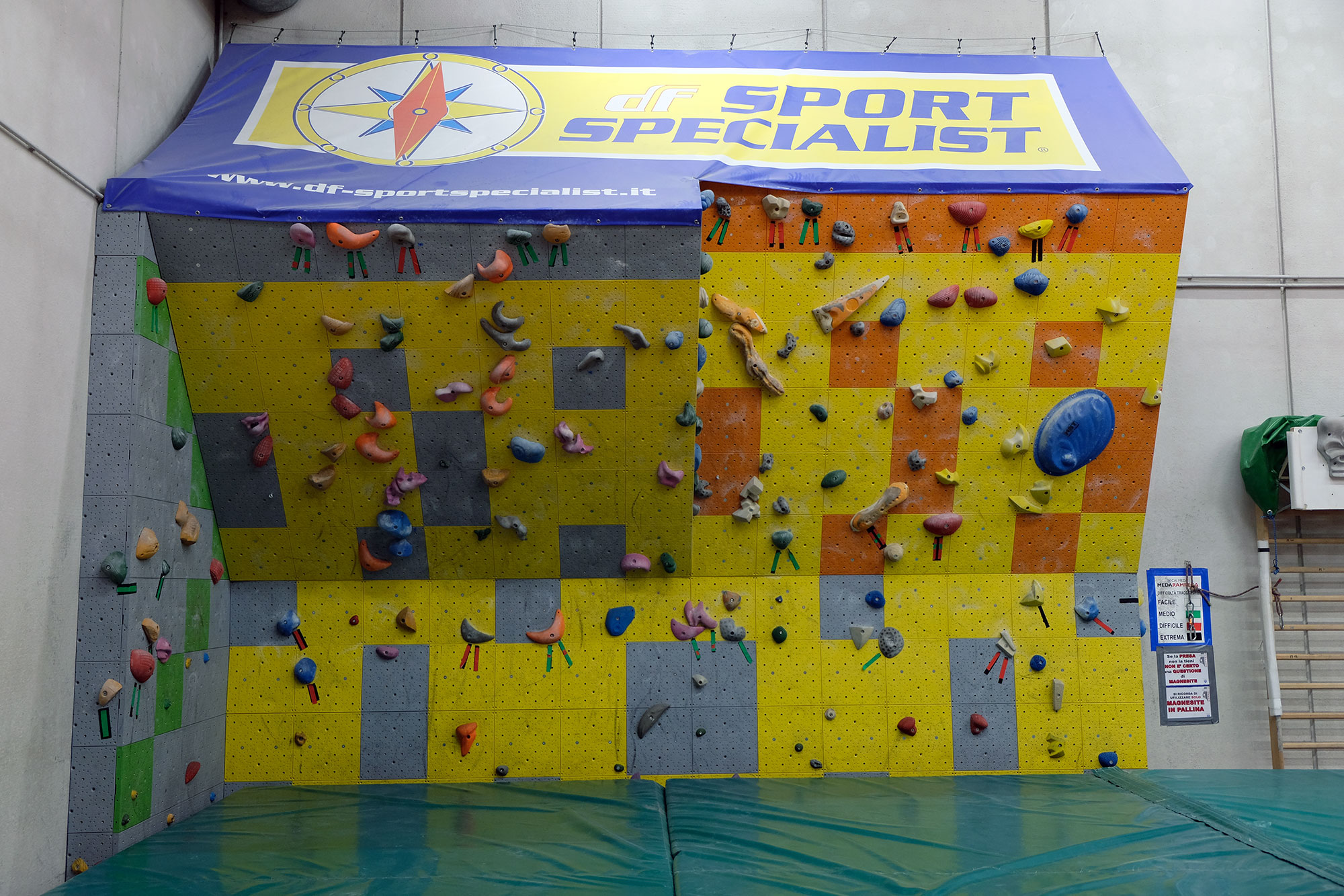 Palestra di arrampicata CAI Meda, fotografia 3 di 6