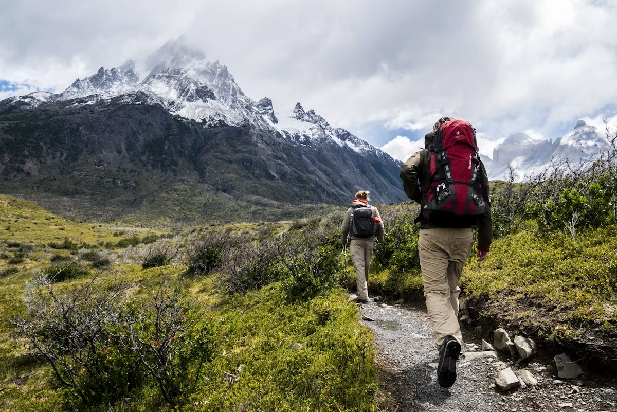 Escursionisti in cammino su un sentiero di montagna